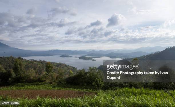 vue sur le lac ruhondo depuis la colline de rihandinzi - ruhengeri foto e immagini stock