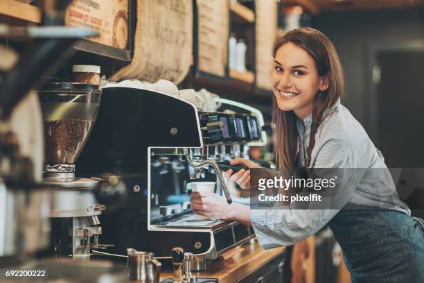 mooie barista espresso maken - girl and coffee stockfoto's en -beelden