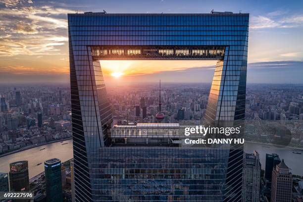window of shanghai - shanghai-world-financial-center stockfoto's en -beelden