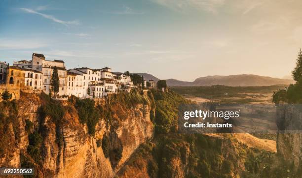 paisaje de la ronda con algunas casas, en la hermosa provincia española de málaga, en andalucía. - málaga province fotografías e imágenes de stock