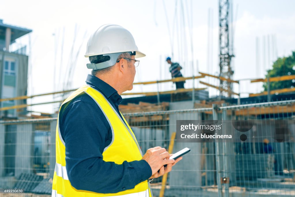 Ingeniero en una obra