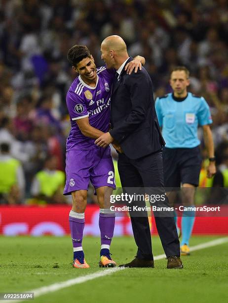 Marco Asensio of Real Madrid celebrates scoring his sides fourth goal with manager Zinedine Zidane during the UEFA Champions League Final match...