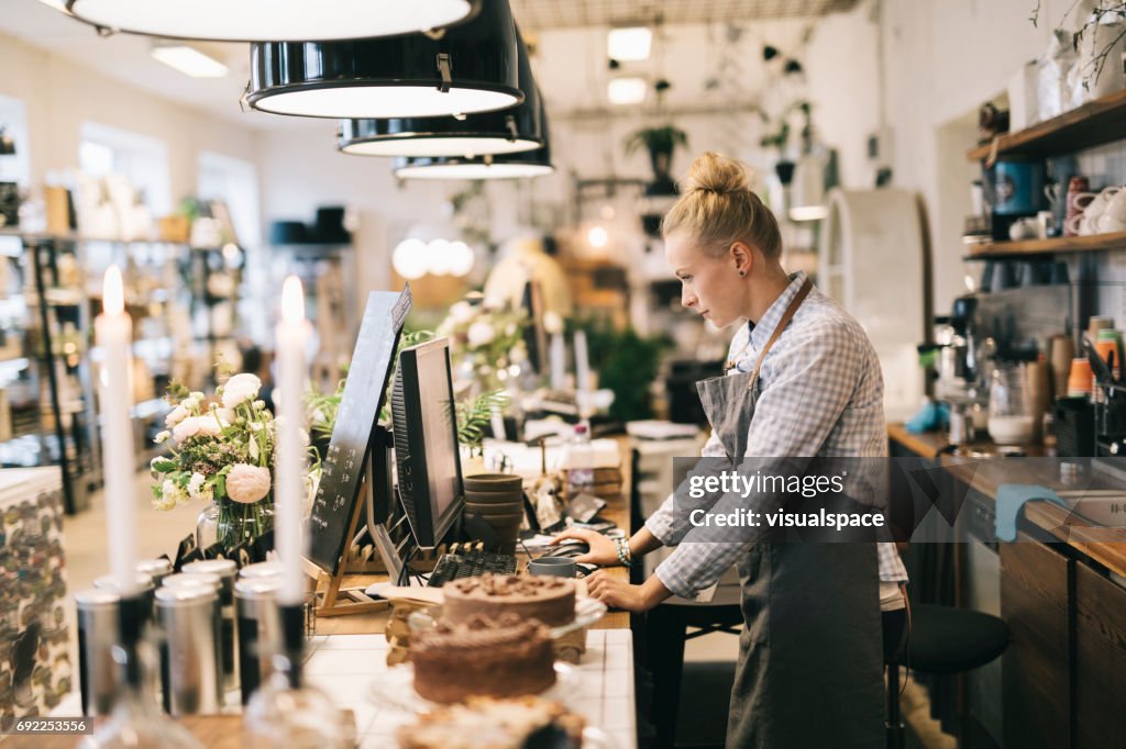 Arbetar på Cafe