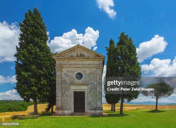 tuscan landscape with the capella di vitaleta in the summer - capella di vitaleta fotografías e imágenes de stock