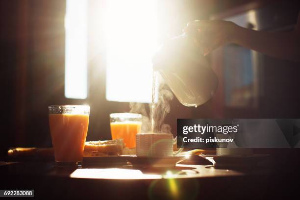 zonnig ontbijt - vruchtensap stockfoto's en -beelden