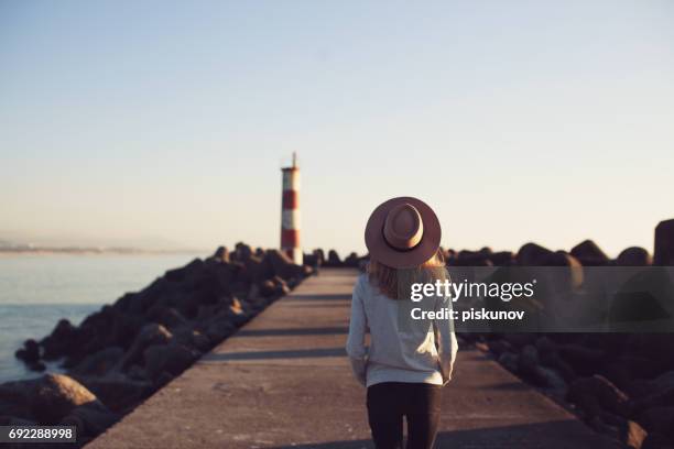 young woman at lighthouse - piskunov imagens e fotografias de stock