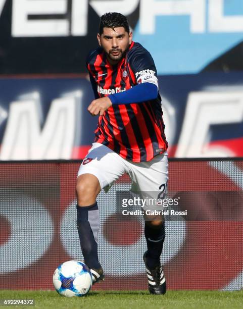 Nestor Ortigoza of San Lorenzo drives the ball during a match between San Lorenzo and River Plate as part of Torneo Primera Division 2016/17 at Pedro...