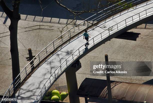 sao paulo downtown - lonely man crossing a curved footbridge - mobilidade 個照片及圖片檔