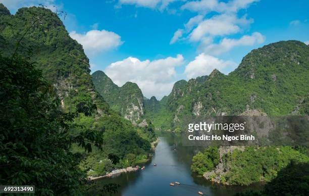 karst landscapes of tam coc and trang an in the red river area, unesco world heritage site, near ninh binh, vietnam, indochina, southeast asia, asia - red river stock pictures, royalty-free photos & images