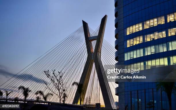 sao paulo cable-stayed bridge (ponte estaiada octavio frias de oliveira) and a commercial building - o anoitecer foto e immagini stock