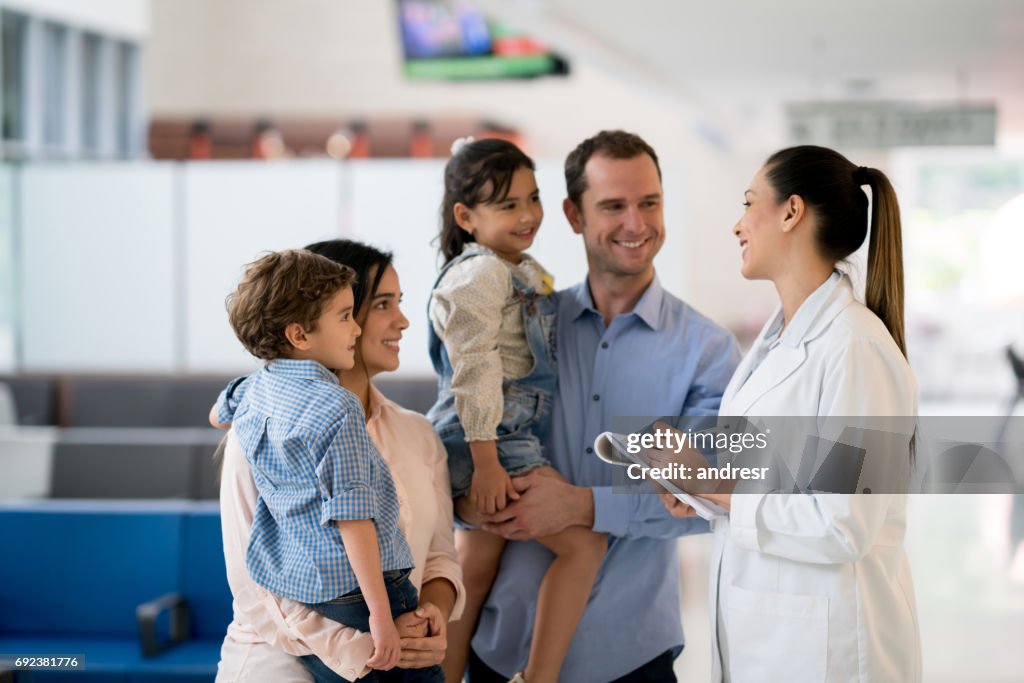 Arzt im Gespräch mit einer Familie im Krankenhaus