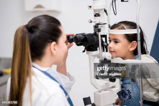 女孩在眼鏡店得到眼科檢查 - myopia 個照片及圖片檔