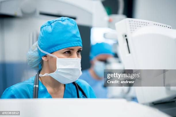 chirurg controleren van vitals op een patiënt op de operatiekamer - verdovingsmiddel stockfoto's en -beelden