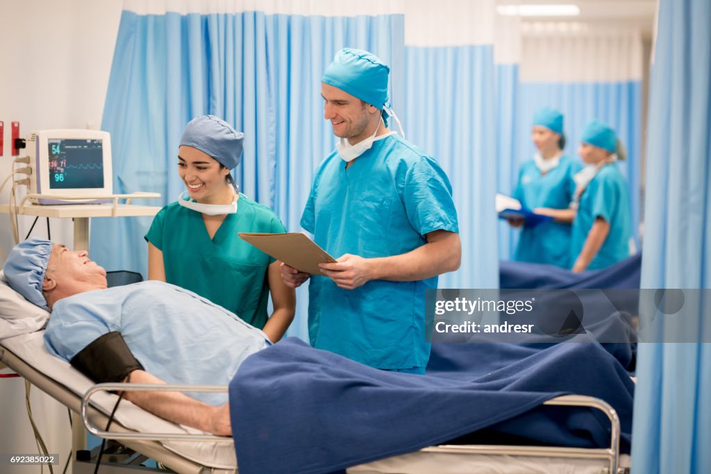 Artsen controleren op een patiënt op de ICU