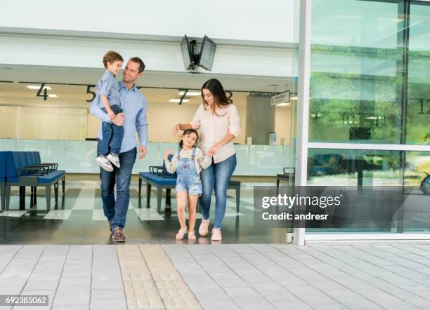 latein-amerikanischen familie im krankenhaus verlassen - latin father and son stock-fotos und bilder