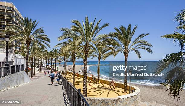 playa de la bajadilla marbella - promenade stock-fotos und bilder