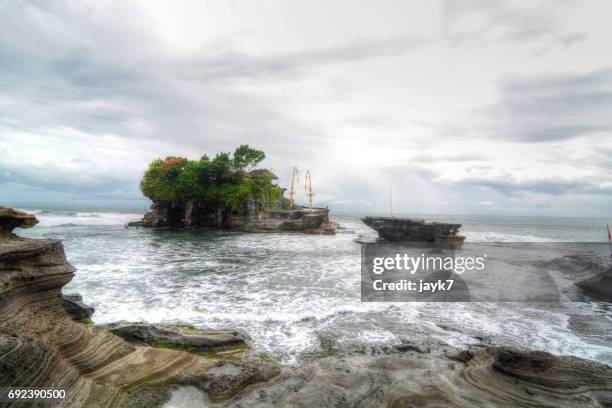 pura tanah lot temple - jayk7 bali temple stock-fotos und bilder