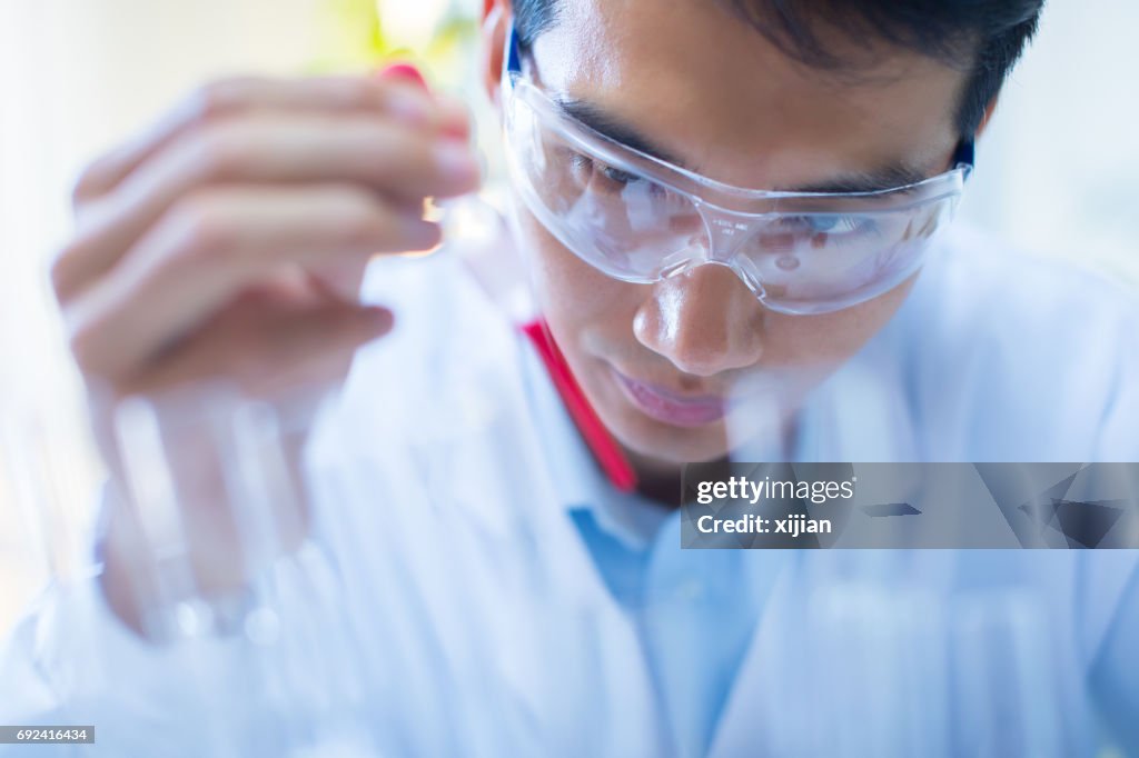 Cientista trabalhando em laboratório