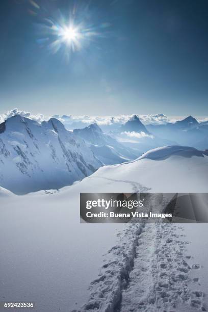 footprints in the snow - cantòn vallese foto e immagini stock