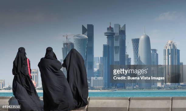 arab women watching futuristic city - doha stockfoto's en -beelden