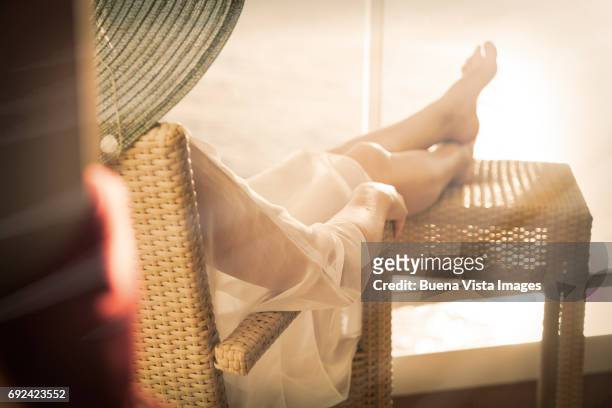 woman on a cruise ship - wicker photos et images de collection
