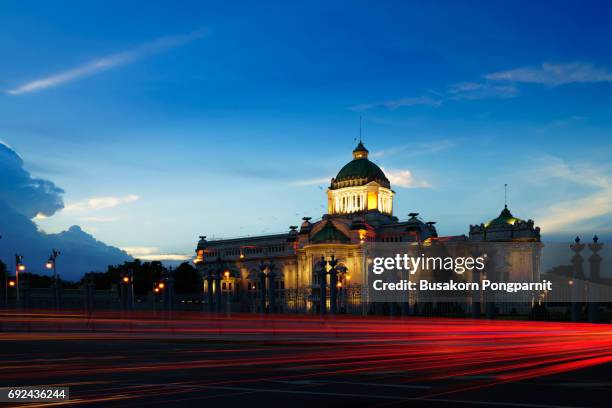 ananta samakhom throne hall at dusk, bangkok thailand - throne stock pictures, royalty-free photos & images
