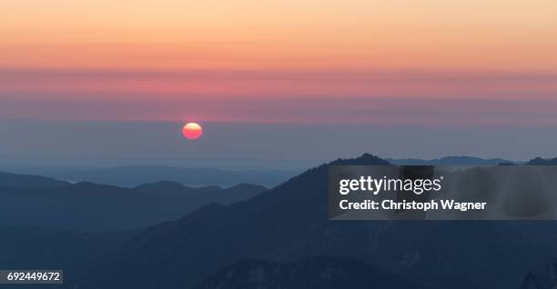 bavaria alps - herzogstand - aussicht genießen 個照片及圖片檔