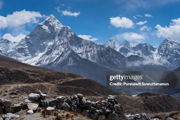 ama dablam mountain peak at thukla pass, everest region, nepal - kangtega foto e immagini stock
