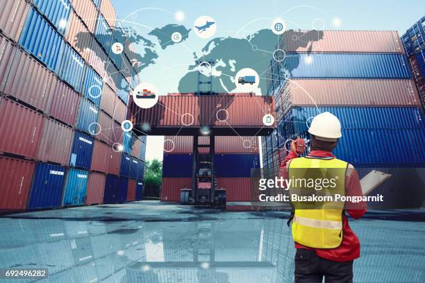 global logistics network transportation, map global logistics partnership connection of container cargo freight ship for logistics import export background - international shipping stockfoto's en -beelden