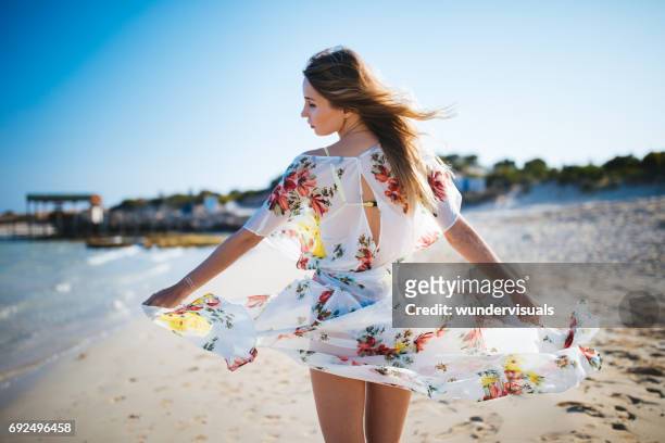 熱帶島嶼度假海灘上散步，美麗的女人 - japanese swimsuit models 個照片及圖片檔