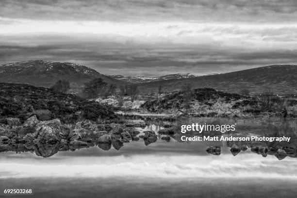 loch na h-achlaise #8 in bw - lochan na h'achlaise stock pictures, royalty-free photos & images