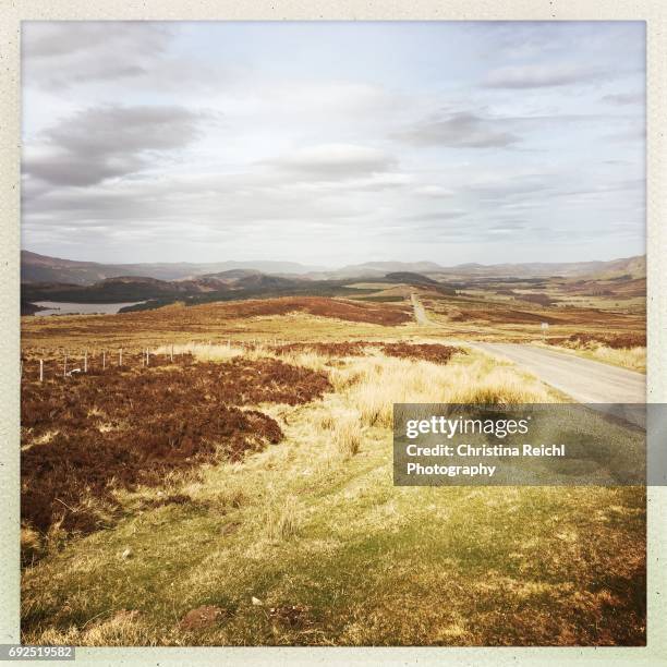 street in landscape, scotland, highlands, uk - anhöhe stockfoto's en -beelden