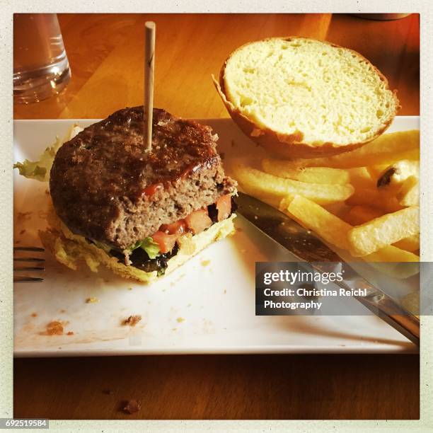 burger and chips - variable schärfentiefe fotografías e imágenes de stock