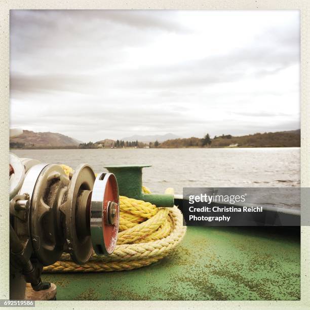 view from boat on loch ness, scotland, uk - vereinigtes königreich photos et images de collection