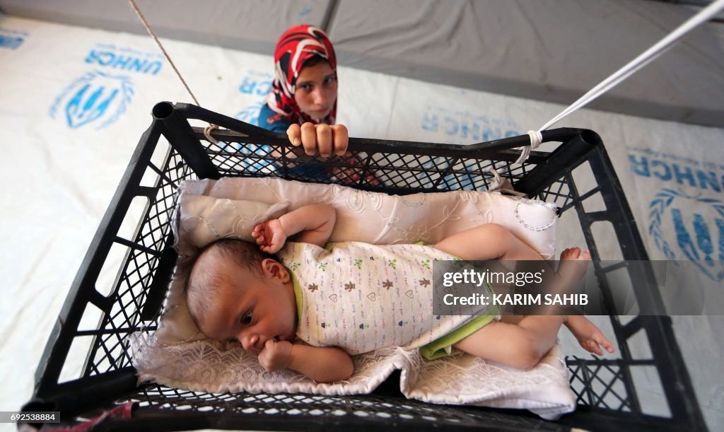 TOPSHOT-IRAQ-CONFLICT-MOSUL-DISPLACED