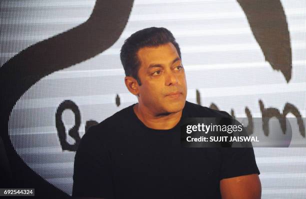 Indian Bollywood actor Salman Khan takes part in a promotional event in Mumbai on June 5, 2017. / AFP PHOTO / Sujit Jaiswal