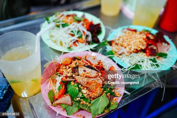 beef salad yam nua a very spicy salad with cold fried beef onion garlic chili pepper tomato and spring onion. - hanoi night stock-fotos und bilder