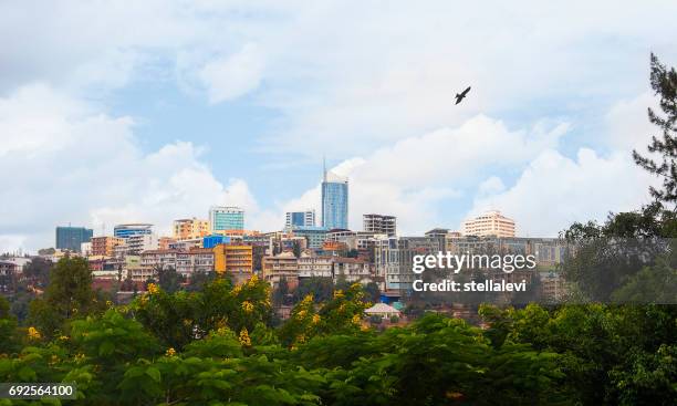 kigali skyline des geschäftsviertels, ruanda - ruanda stock-fotos und bilder