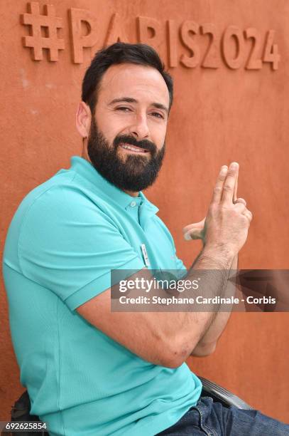 Tennis Player Michael Jeremiasz doing the signs of Paris 2024 as he attends the 2017 French Tennis Open - Day Nine at Roland Garros on June 5, 2017...