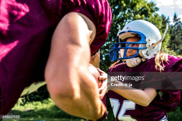 mir den ball, - football helmet stock-fotos und bilder