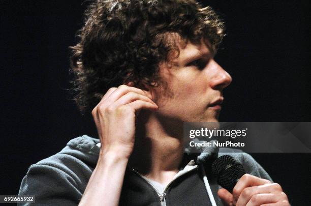 Jesse Eisenberg takes fans into the minds of Lex Luther and Mark Zuckerberg and how he found them within his own on the last day of Wizard World...