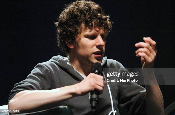 Jesse Eisenberg takes fans into the minds of Lex Luther and Mark Zuckerberg and how he found them within his own on the last day of Wizard World...