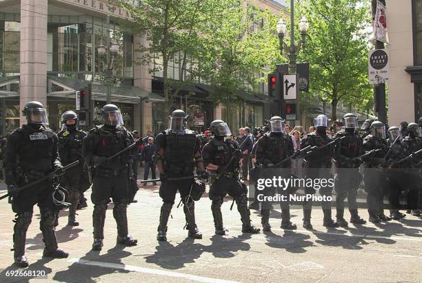 Portland Riot Police Precinct Portland Police Block Photos and Premium High Res Pictures - Getty Images
