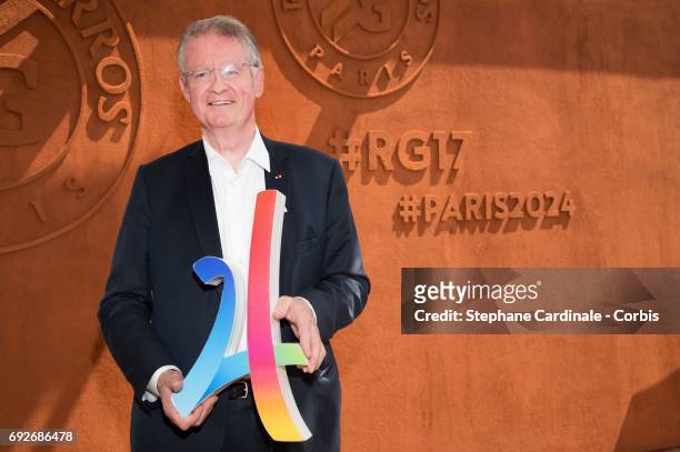 Bernard Lapasset poses with the Paris 2024 Sign as he attends the 2017 French Tennis Open - Day Nine at Roland Garros on June 5, 2017 in Paris,...