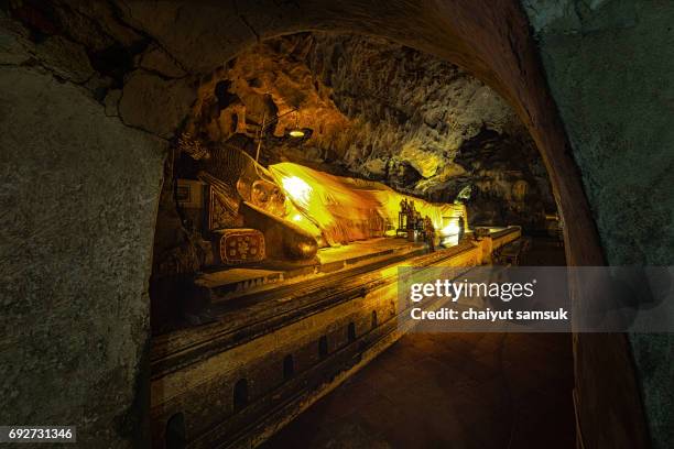 khao luang cave, phetchaburi in thailand - mina de oro fotografías e imágenes de stock
