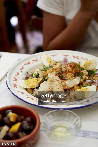 portuguese salada de bacalhau e gro-de-bico, (salt cod with chickpeas and egg) - salada 個照片及圖片檔
