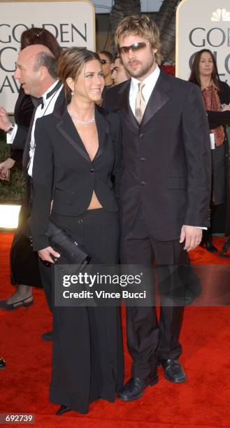 Actors Jennifer Aniston and Brad Pitt attend the 59th Annual Golden Globe Awards at the Beverly Hilton Hotel January 20, 2002 in Beverly Hills, CA.