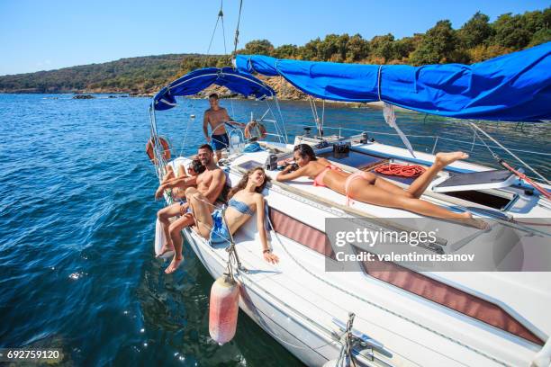 sonnenbaden mit freunden auf yacht - teenagers boat stock-fotos und bilder