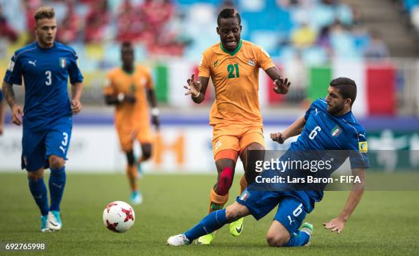 Boyd Musonda of Zambia is challenged by Mauro Coppolaro of Italy during the FIFA U-20 World Cup Korea Republic 2017 Quarter Final match between Italy...