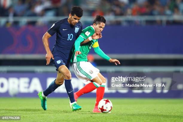 Dominic Solanke of England and Alan Cervantes of Mexico battle for control of the ball during the FIFA U-20 World Cup Korea Republic 2017 Quarter...